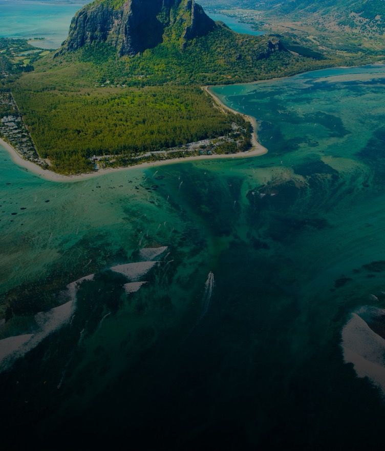 Vista aérea das Ilhas Maurício e da cachoeira subaquática